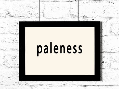 Beyaz tuğla duvarda asılı siyah ahşap çerçeve. 