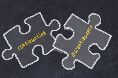 Kelimelerin devamı ve devamsızlığıyla iki bulmacanın tebeşir çizimi. Sorunları çözme kavramı