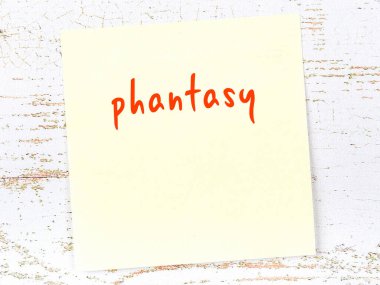 Tahta duvardaki sarı yapışkan notta el yazısıyla yazılmış fantezi yazısı var.