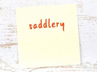 Eyeri hatırlatma anlayışı. Tahta duvarda üzerinde yazı olan sarı yapışkan kağıt.