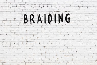 Beyaz tuğla duvara siyah boya ile yazılmış yazı örgüsü..