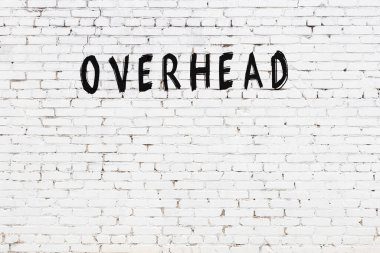 Üzerinde siyah boya olan beyaz tuğla bir duvar.