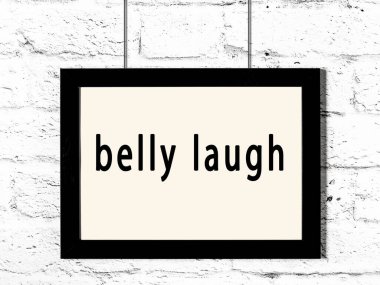 Siyah ahşap çerçeve ve yazılı göbek beyaz tuğla duvarda asılı kahkaha 