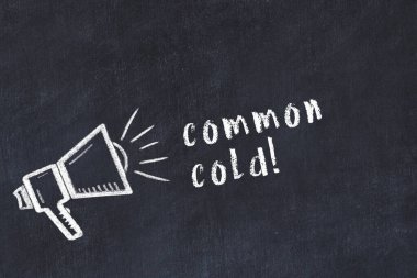 Hoparlör çizimi ve soğuk algınlığı yazılı siyah karatahta
