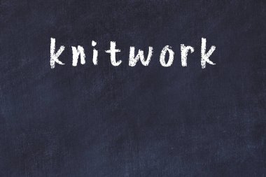 Üzerinde el yazısıyla yazılmış örgü olan üniversite yazı tahtası.