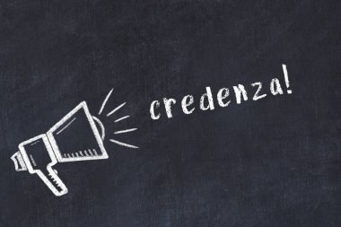 Hoparlörlerin tebeşir çizimi ve siyah masanın üzerine el yazısıyla yazılmış yazı büfesi.