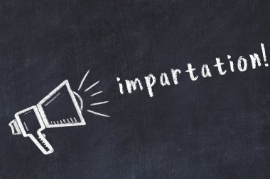 Hoparlörün tebeşir çizimi ve siyah masanın üzerine el yazısı yazması yazması.