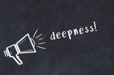 Hoparlörün tebeşir çizimi ve siyah masanın üzerine el yazısı derinliği