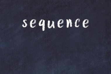 Siyah masadaki tebeşir elle yazılmış yazı dizisi