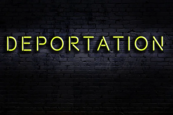Neonový Nápis Nápisem Deportace Proti Cihlové Zdi Noční Pohled — Stock fotografie