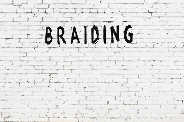 Beyaz tuğla duvara siyah boya ile yazılmış yazı örgüsü..