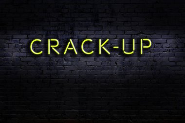 Geceleri duvarda neon levhası var. Yazı parçalanması