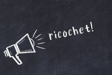 Hoparlör çizimi ve yazı sekmesi olan siyah karatahta.