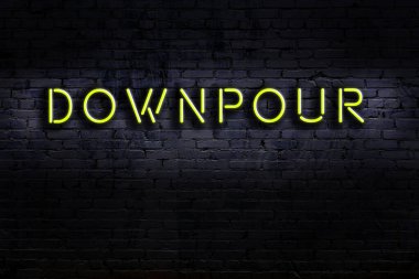 Geceleri duvarda neon levhası var. Yazı sağanağı