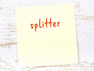 Tahta duvardaki sarı yapışkan notta el yazısıyla yazması ayırıcı var.