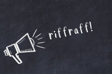 Hoparlör çizimli siyah karatahta ve yazıt ayaktakımı