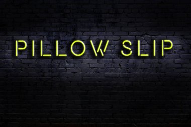 Geceleri duvarda neon levhası var. Yastık fişi.