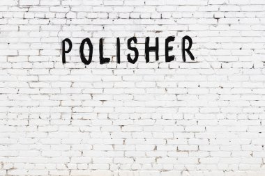 Beyaz tuğla duvara siyah boya ile yazılmış bir cilalama makinesi..