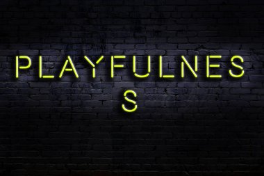 Geceleri duvarda neon levhası var. Yazma oyunculuğu