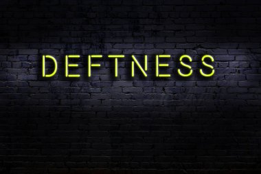 Duvara yazı kazınmış neon tabela. Gece görünümü