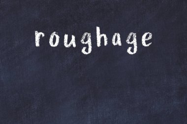 Üzerinde el yazısıyla yazılmış bir yazı tahtasının olduğu üniversite yazı tahtası.