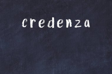 Tebeşir elle yazılmış yazı masasının üzerinde.