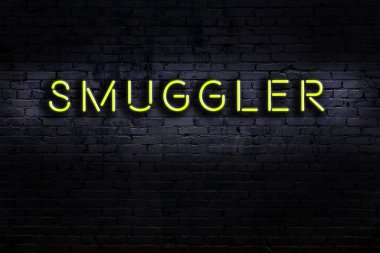 Duvarda yazı kaçakçısı yazan neon tabela. Gece görünümü