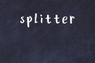 Üzerinde el yazısı yazması ayırıcı olan üniversite yazı tahtası.