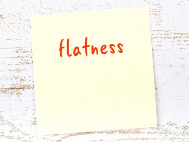 Düzlük hakkında hatırlatma kavramı. Tahta duvarda üzerinde yazı olan sarı yapışkan kağıt.