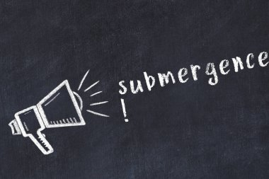 Hoparlör çizimli siyah karatahta ve kabartma dalgıcı