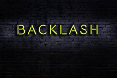 Geceleri duvarda neon levhası var. Yazı geri tepmesi