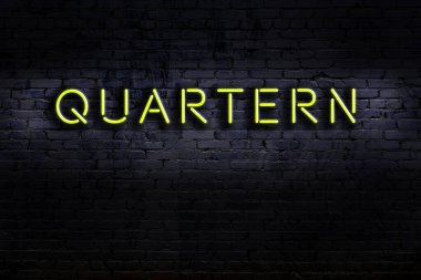 Duvara yazı yazan neon levhası. Gece görünümü