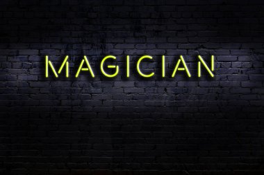 Geceleri duvarda neon levhası var. Yazıt sihirbazı