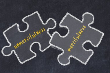 Ploblem çözülüyor. Kara tahtada merhametsizlik ve merhametsizlik yazılı iki bulmacanın tebeşir taslağı.