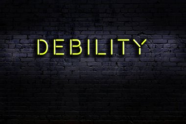 Geceleri duvarda neon levhası var. Yazı çözünürlüğü