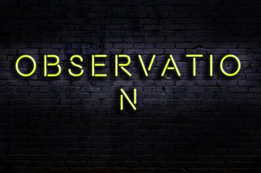 Geceleri duvarda neon levhası var. Yazı gözlemi