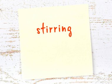 Karıştırmayla ilgili hatırlatma kavramı. Tahta duvarda üzerinde yazı olan sarı yapışkan kağıt.