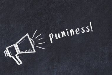 Hoparlörlerin tebeşir çizimi ve siyah masanın üzerine el yazısıyla yazılmış yazılar.