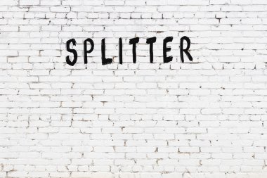 Beyaz tuğla duvara siyah boya ile yazılan yazıt ayrıştırıcı.