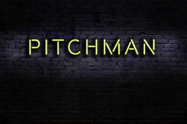 Geceleri duvarda neon levhası var. Yazı sürahisi