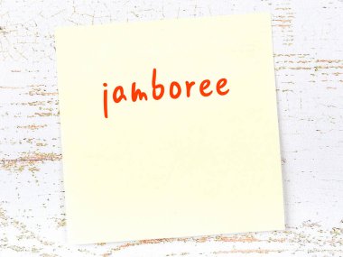 Eğlence hakkında hatırlatma konsepti. Tahta duvarda üzerinde yazı olan sarı yapışkan kağıt.