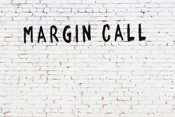 Ściana Białej Cegły Napisem Margines Wywołanie Ręcznie Czarnej Farby — Zdjęcie stockowe