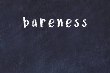 Tebeşir el yazısıyla yazılmış siyah masa üzerindeki çıplak yazı