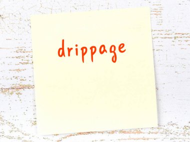 Damlama hakkında hatırlatma kavramı. Tahta duvarda üzerinde yazı olan sarı yapışkan kağıt.