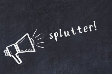 Hoparlörün tebeşir çizimi ve siyah masanın üzerine el yazısıyla yazılmış yazması.