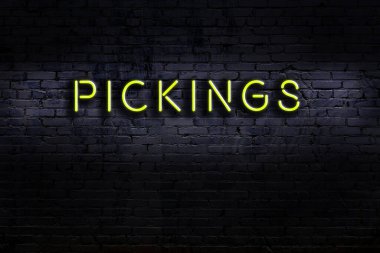 Geceleri duvarda neon levhası var. Yazı seçimleri