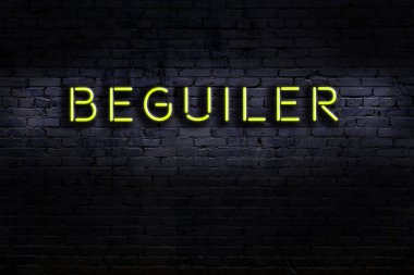 Tuğla duvara yazı yazan neon tabela. Gece görünümü