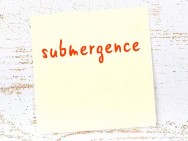 Suya dalmayı hatırlatma kavramı. Tahta duvarda üzerinde yazı olan sarı yapışkan kağıt.