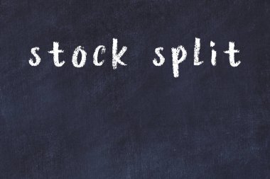 Tebeşir el yazısıyla yazılmış hisse senetleri siyah masaya bölünmüş.