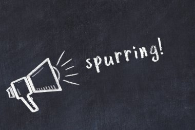 Hoparlörlerin tebeşir çizimi ve siyah masanın üzerine elle yazılmış yazılar.